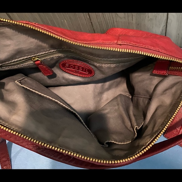 Fossil red crossbody bag. - Picture 3 of 3